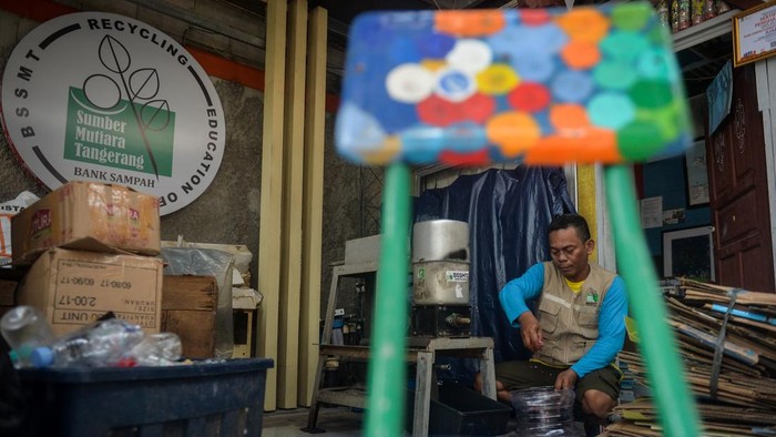 Pengurus Bank Sampah Sumber Mutiara Tangerang memindahkan tutup botol plastik yang telah dicacah di Sudimara Barat, Ciledug, Kota Tangerang, Banten, Minggu (28/6/2026). Bank sampah tersebut mendaur ulang limbah tutup botol plastik menjadi produk kerajinan seperti kursi, meja, plakat, hiasan, jam dinding hingga gantungan kunci yang dijual dengan harga Rp25.000 - Rp1.500.000, sebagai solusi untuk mengurangi sampah plastik serta dapat memberikan nilai ekonomis. ANTARA FOTO/Putra M. Akbar/sgd