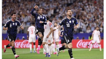 Lionel Messi kembali bikin gol lewat tendangan bebas. Padahal, ia hadir sebagai pemain pengganti tapi keganasannya di lapangan tidak butuh waktu lama. Foto: pool
