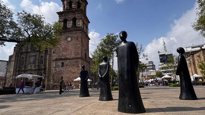 Sejumlah warga berjalan di depan Kuil dan Gereja Katolik San Francisco, kawasan Centro Historico atau Pusat Bersejarah Kota Guadalajara, Jalisco, Meksiko, Sabtu (27/6/2026) waktu setempat. Kawasan yang didirikan sejak 1542 tersebut memiliki sejumlah situs bersejarah, seperti Katedral Guadalajara, Plaza de Armas, Rotonda de los Jaliscienses Ilustres,  Plaza de la Liberacion, Teatro Degollado, Hospicio Cabanas, Museo Regional de Guadalajara, hingga Kuil dan Gereja Katolik San Francisco. ANTARA FOTO/Aditya Pradana Putra/bar