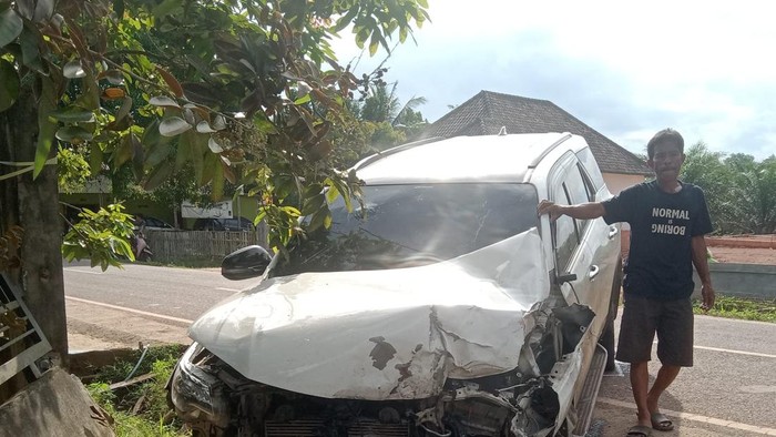 Mobil yang terlibat kecelakaan dengan motor di OKI