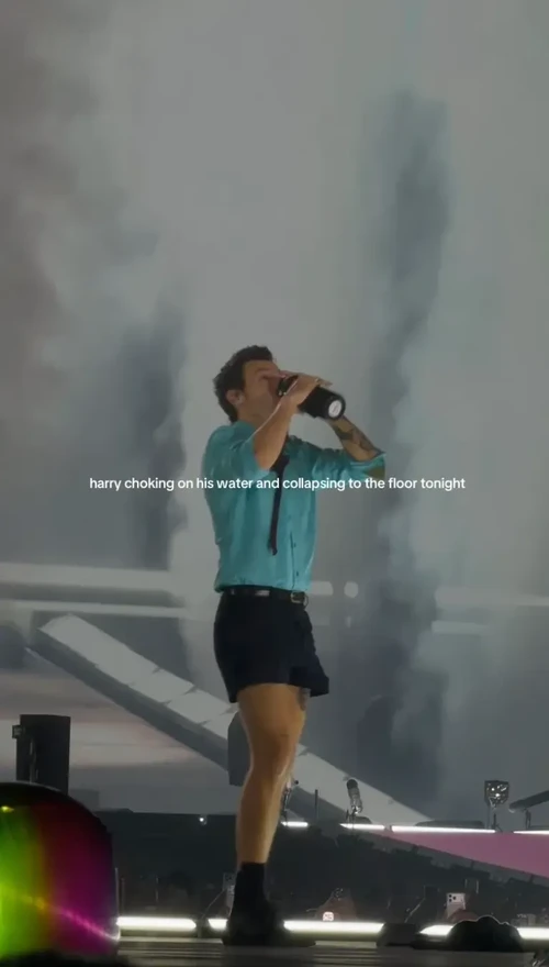 Momen Saat Harry Styles Tersedak Air di Panggung