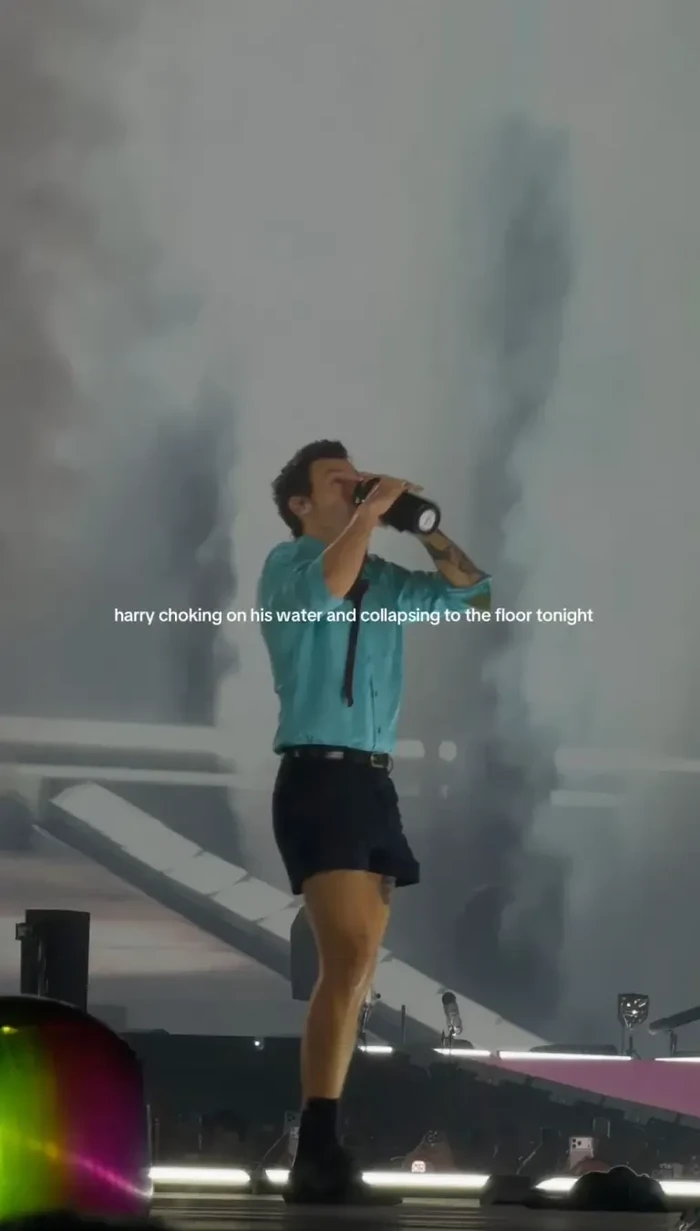 Momen Saat Harry Styles Tersedak Air di Panggung