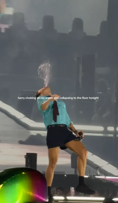 Momen Saat Harry Styles Tersedak Air di Panggung