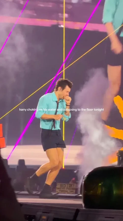 Momen Saat Harry Styles Tersedak Air di Panggung