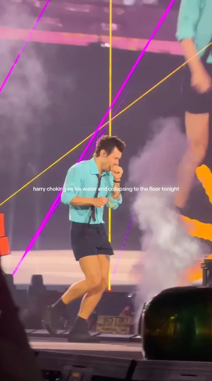Momen Saat Harry Styles Tersedak Air di Panggung