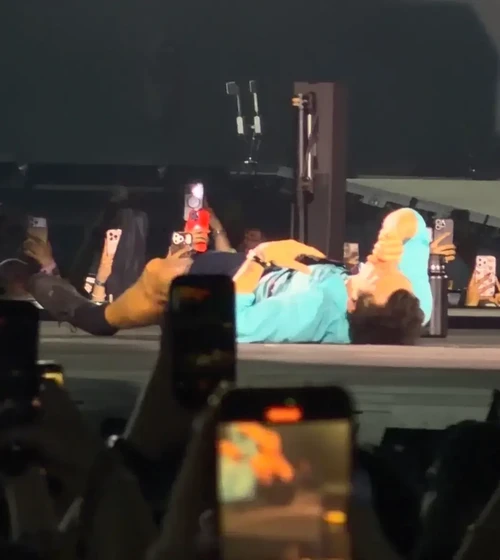Momen Saat Harry Styles Tersedak Air di Panggung