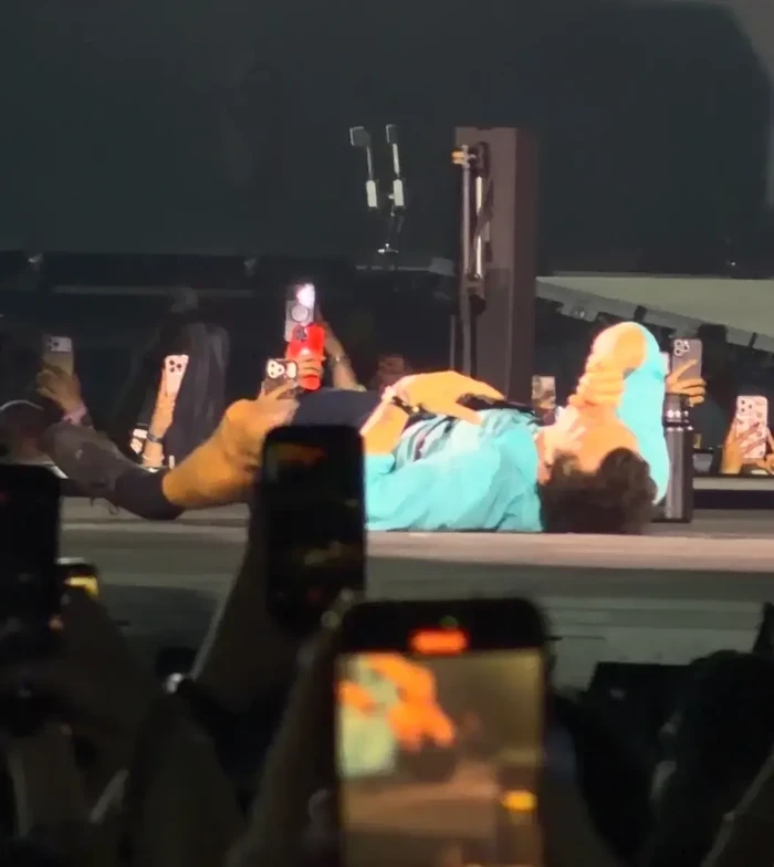 Momen Saat Harry Styles Tersedak Air di Panggung