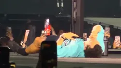 Momen Saat Harry Styles Tersedak Air di Panggung