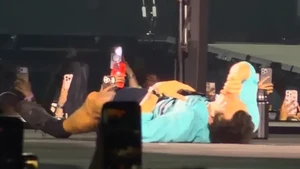 Kejadian yang bikin fans Harry Styles itu khawatir, langsung disambutnya dengan tanda oke. Dia pun langsung berdiri dan kembali lanjut nyanyi membawakan lagu-lagu dari album Kiss All the Time. Disco, Occasionally.  Foto: Dok.TikTok/Luckygirltour