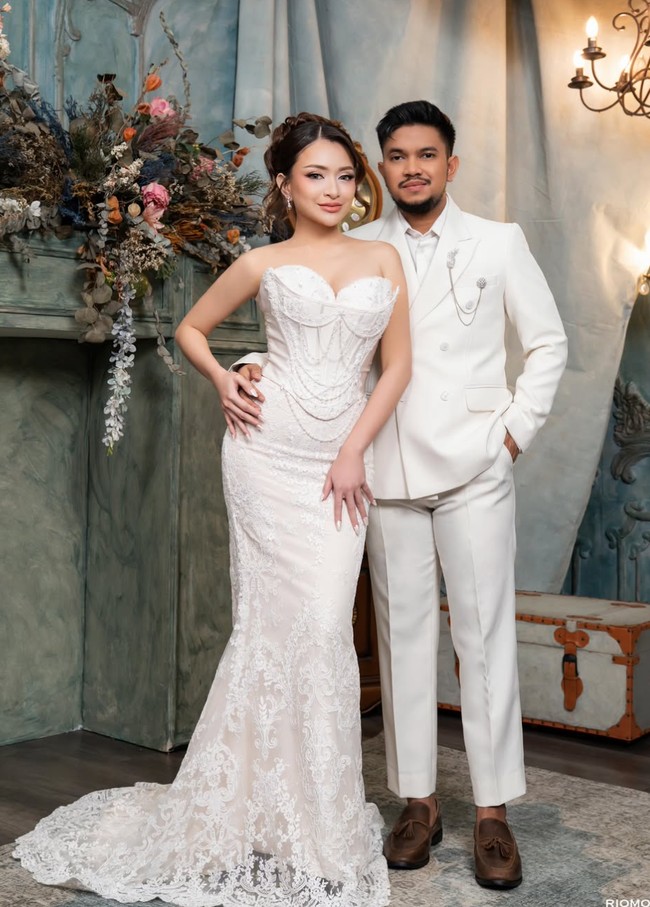 Nathalie tampil dengan gaya bridal glam modern yang elegan. Ia mengenakan gaun berwarna putih dengan siluet mermaid, membuat tubuhnya terlihat langsing. Foto: Instagram/@nathalieholscher