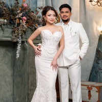 Nathalie tampil dengan gaya bridal glam modern yang elegan. Ia mengenakan gaun berwarna putih dengan siluet mermaid, membuat tubuhnya terlihat langsing. Foto: Instagram/@nathalieholscher