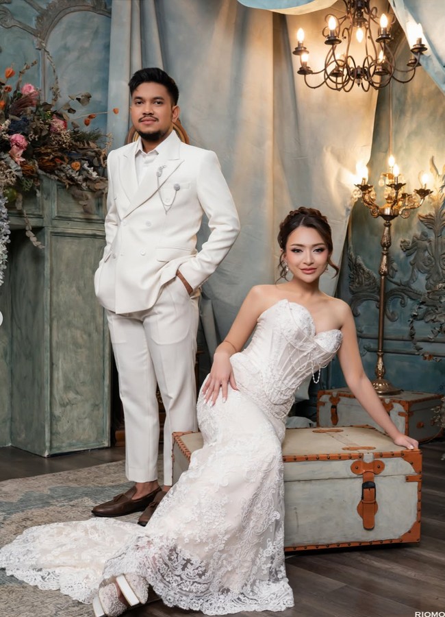 Tampil serasi, Aripat juga memilih setelan serba putih. Ia mengenakan double-breasted suit putih dengan cutting tailored yang clean dan formal. Penampilannya itu dipadukan dengan sepatu berwarna coklat. Foto: Instagram/@nathalieholscher