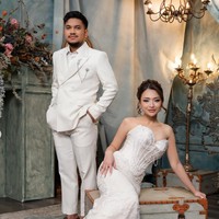 Tampil serasi, Aripat juga memilih setelan serba putih. Ia mengenakan double-breasted suit putih dengan cutting tailored yang clean dan formal. Penampilannya itu dipadukan dengan sepatu berwarna coklat. Foto: Instagram/@nathalieholscher