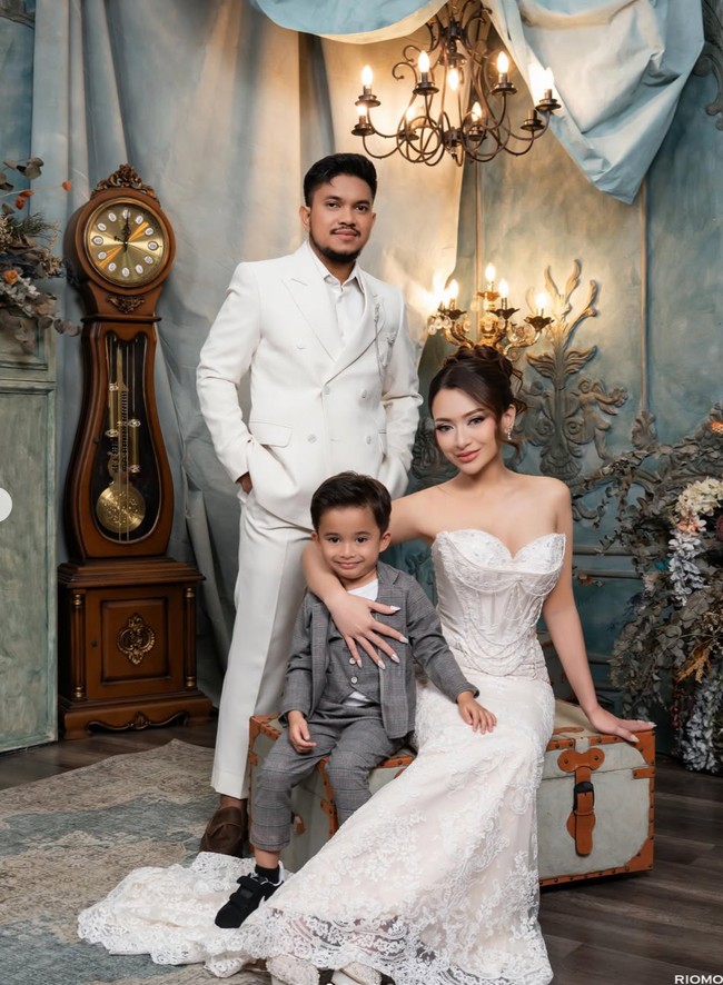 Yang tak kalah mencuri atensi ialah kehadiran Adzam, putra Nathalie dari pernikahan sebelumnya dengan mantan suami, Sule. Adzam tampil formal dengan setelan warna abu-abu. Foto: Instagram/@nathalieholscher