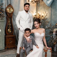 Yang tak kalah mencuri atensi ialah kehadiran Adzam, putra Nathalie dari pernikahan sebelumnya dengan mantan suami, Sule. Adzam tampil formal dengan setelan warna abu-abu. Foto: Instagram/@nathalieholscher