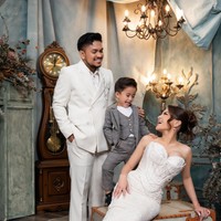 Penampilan Nathalie memukau dengan rambut yang ditata updo sleek. Beberapa helaian tampak dibiarkan terjatuh, memberikan framing pada sisi wajahnya. Foto: Instagram/@nathalieholscher