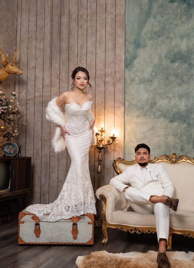 Dalam beberapa foto juga terlihat Nathalie melengkapi penampilannya dengan syal bulu warna putih. Syal bulu tersebut membuat penampilan Nathalie terlihat semakin elegan. Foto: Instagram/@nathalieholscher