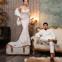 Dalam beberapa foto juga terlihat Nathalie melengkapi penampilannya dengan syal bulu warna putih. Syal bulu tersebut membuat penampilan Nathalie terlihat semakin elegan. Foto: Instagram/@nathalieholscher