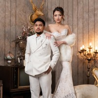 Mempercantik wajahnya, Nathalie memilih riasan soft glam. Area matanya tampak sedikit berat dengan eyeliner dan bulu mata palsu. Sementara pipi dan bibirnya dipulas dengan warna pink nude yang ssoft, membuat penampilannya tetap terlihat seimbang dan tak berlebihan. Foto: Instagram/@nathalieholscher