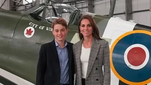 Tinggi dari pangeran cilik itu hampir menjulang sepertinya ibunya, Kate Middleton. Lihat potret yang satu ini, saat keduanya mengunjungi Battle of Britain Memorial Flight di pangkalan Royal Air Force Coningsby. Foto: Dok.Prince and Princess of Wales