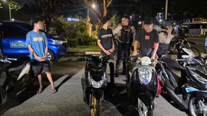 Patroli Brimob amankan 5 sepeda motor untuk balap liar di Jakarta Timur.