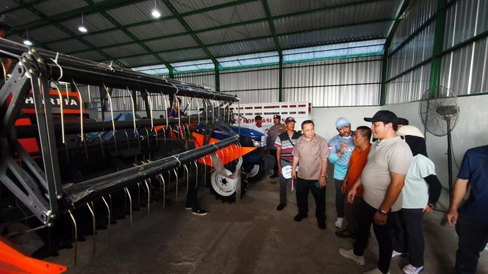 Bupati Sidoarjo Subandi saat menyerahkan traktor untuk Gapoktan Tulangan