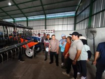 Dorong Modernisasi Pertanian, Bupati Sidoarjo Serahkan Traktor ke Gapoktan