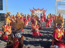 500 Penari Topeng Kaliwungu Tampil Kolosal di Pantai Watu Pecak Lumajang