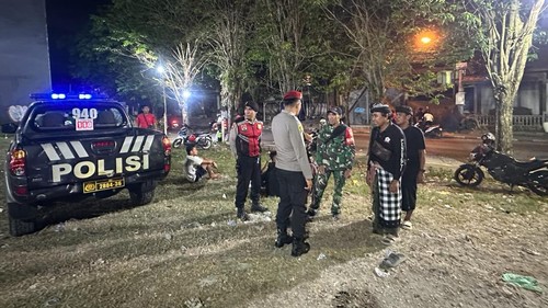 Aparat gabungan saat menelusuri info dugaan penganiayaan di Jalan Raya Canggu, Sabtu (27/6/2026) malam.