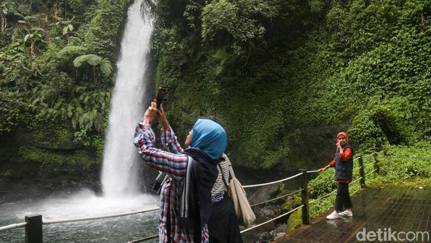 Situ Gunung di Sukabumi menjadi salah satu destinasi wisata alam yang ramai dikunjungi. Kawasan ini menawarkan dua daya tarik utama, yakni Curug Sawer dan wahana Keranjang Sultan.