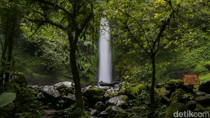 Situ Gunung di Sukabumi menjadi salah satu destinasi wisata alam yang ramai dikunjungi. Kawasan ini menawarkan dua daya tarik utama, yakni Curug Sawer dan wahana Keranjang Sultan.