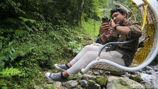 Situ Gunung di Sukabumi menjadi salah satu destinasi wisata alam yang ramai dikunjungi. Kawasan ini menawarkan dua daya tarik utama, yakni Curug Sawer dan wahana Keranjang Sultan.