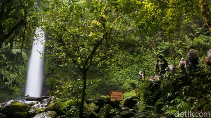 Situ Gunung di Sukabumi menjadi salah satu destinasi wisata alam yang ramai dikunjungi. Kawasan ini menawarkan dua daya tarik utama, yakni Curug Sawer dan wahana Keranjang Sultan.