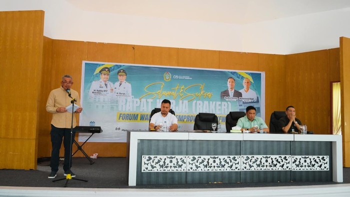 Pj Sekda Sumut Sulaiman Harahap membuka Rapat Kerja (Raker) Forum Wartawan Pemprov (FWP) Sumut di Aula Mess Pemprovsu Pora-pora, Parapat, Kabupaten Simalingun, Sabtu (27/6/2026). (Foto Dok Kominfo Sumut)
