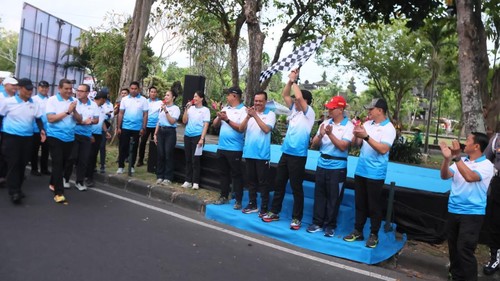 Polda Bali menggelar kegiatan jalan sehat menyambut Hari Bhayangkara ke-80 di Lapangan Renon, Denpasar, Bali. (Foto: Dok. Polda Bali)