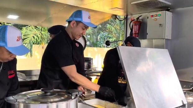 Polda Metro Jaya kolaborasi dengan Chef asal Jepang masak nasi goreng di CFD