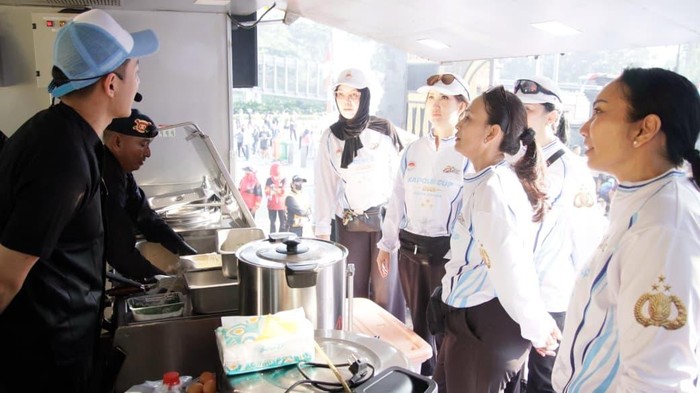 Polda Metro Jaya kolaborasi dengan Chef asal Jepang masak nasi goreng di CFD