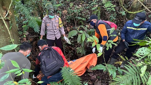 Polisi bersama BPBD Tabanan mengevakuasi jenazah pria tak beridentitas di Hutan Sanghyang, Banjar Dinas Gunung Sari Umakayu, Desa Jatiluwih, Kecamatan Penebel, Tabanan, Minggu (28/6/2026). (Istimewa)