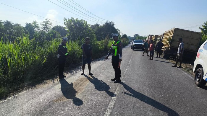 Polisi saat olah TKP kecelakaan maut di Musi Rawas.
