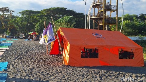Suasana pos pantau di Pantai Taman Loang Baloq, Jempong, Sekarbela, Kota Mataram, Minggu (28/6/2026)