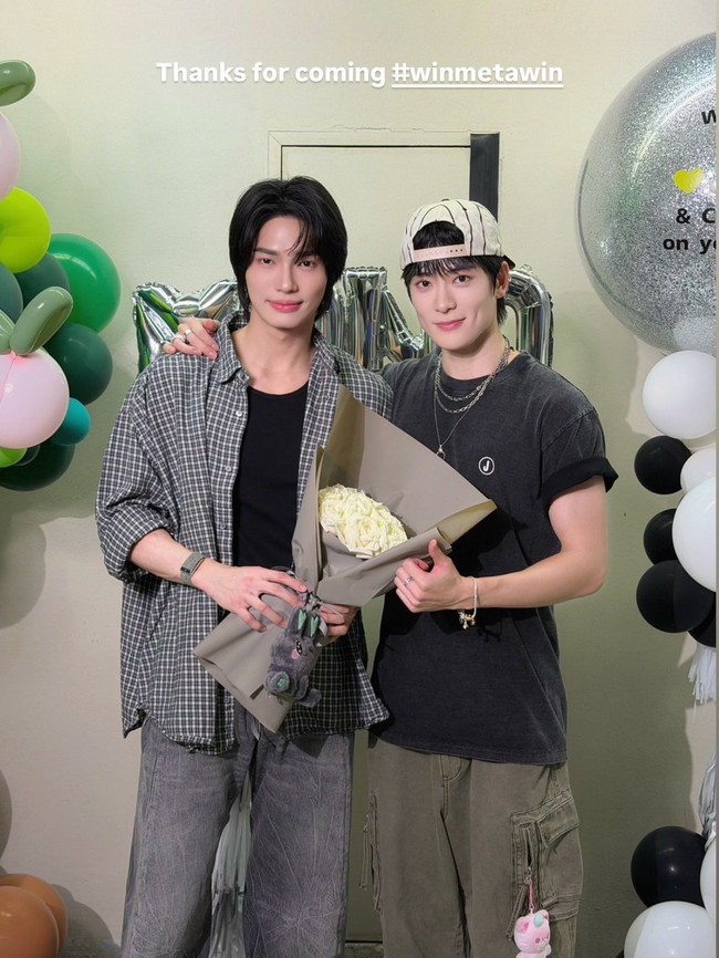 Di tengah konsernya, Jaehyun NCT memberikan shoutout untuk Win Metawin yang duduk di antara kerumunan penonton. “Temanku datang hari ini untuk menonton pertunjukan, Win Metawin!” Yang dibalas oleh lambaian bintang serial F4 Thailand itu. Foto: dok. Instagram @winmetawin