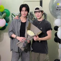 Di tengah konsernya, Jaehyun NCT memberikan shoutout untuk Win Metawin yang duduk di antara kerumunan penonton. “Temanku datang hari ini untuk menonton pertunjukan, Win Metawin!” Yang dibalas oleh lambaian bintang serial F4 Thailand itu. Foto: dok. Instagram @winmetawin