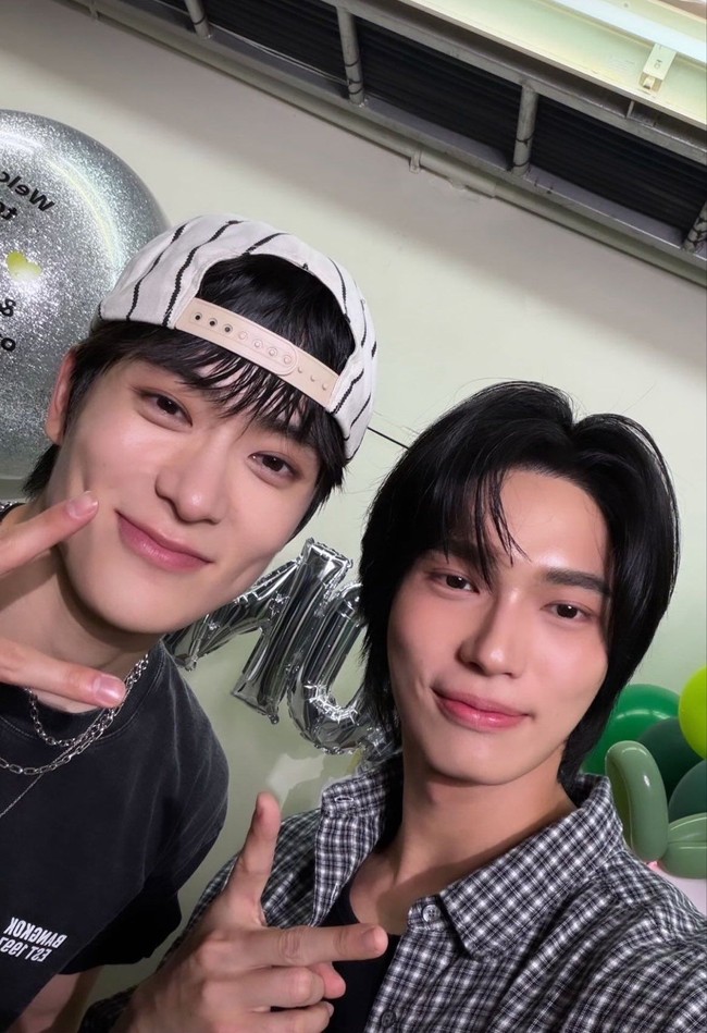 Win Metawin menunjukkan dukungan untuk Jaehyun NCT saat menggelar fancon tour MONO di Bangkok pada Sabtu (27/6/2026). Interaksi kedua brand ambassador Prada sontak ramai menjadi perbincangan KPopers dan Thai Enthusiast. Foto: dok. Instagram @winmetawin
