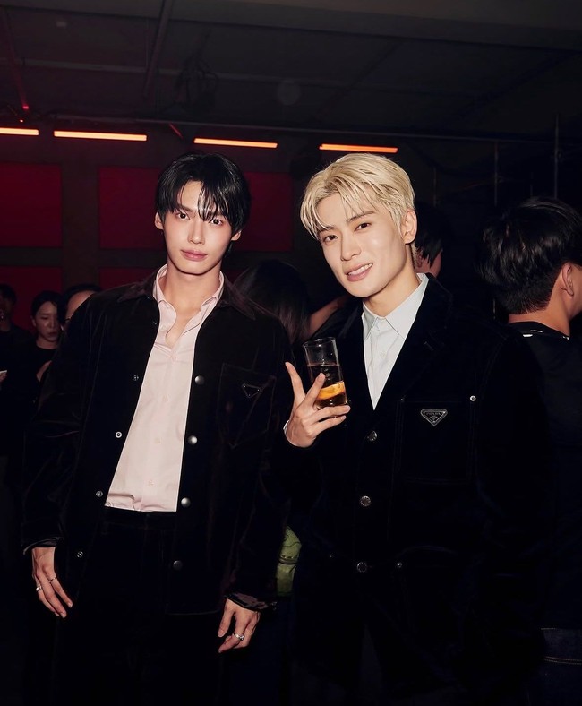 Keduanya semakin sering bertemu dalam sejumlah rangkaian fashion show Prada yang diadakan di Korea Selatan hingga Italia. Kini Jaehyun NCT akhirnya datang ke negara asal Win Metawin, Thailand untuk menggelar fancon tour solonya. Foto: dok. Instagram @winmetawin