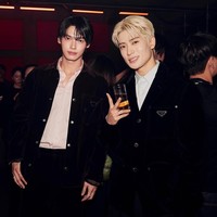 Keduanya semakin sering bertemu dalam sejumlah rangkaian fashion show Prada yang diadakan di Korea Selatan hingga Italia. Kini Jaehyun NCT akhirnya datang ke negara asal Win Metawin, Thailand untuk menggelar fancon tour solonya. Foto: dok. Instagram @winmetawin