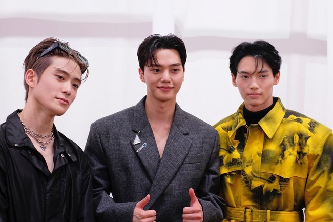 Penggemar kembali menyorot awal mula persahabatan mereka. Win Metawin dan Jaehyun NCT pertama kali bertemu di fashion show Prada pada 2022. Saat itu, Jaehyun mengenalkan dirinya berasal dari Korea Selatan bersama aktor Song Kang. Foto: dok. Instagram @winmetawin