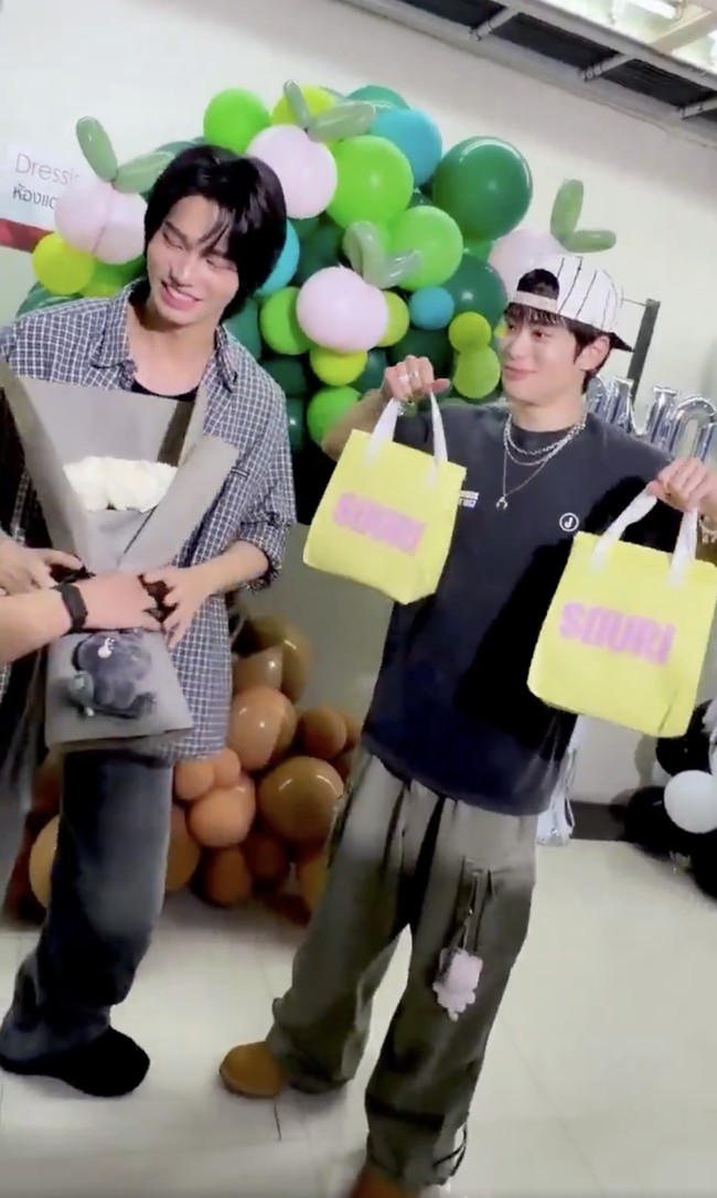 Setelah konser rampung, Win Metawin langsung mendatangi Jaehyun NCT ke belakang panggung. Ia memberikan sejumlah dessert dari brand yang didirikannya SOURI, serta buket bunga yang dihiasi keychain karakter maskotnya METAA. Foto: dok. Instagram @winmetawin