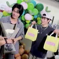 Setelah konser rampung, Win Metawin langsung mendatangi Jaehyun NCT ke belakang panggung. Ia memberikan sejumlah dessert dari brand yang didirikannya SOURI, serta buket bunga yang dihiasi keychain karakter maskotnya METAA. Foto: dok. Instagram @winmetawin