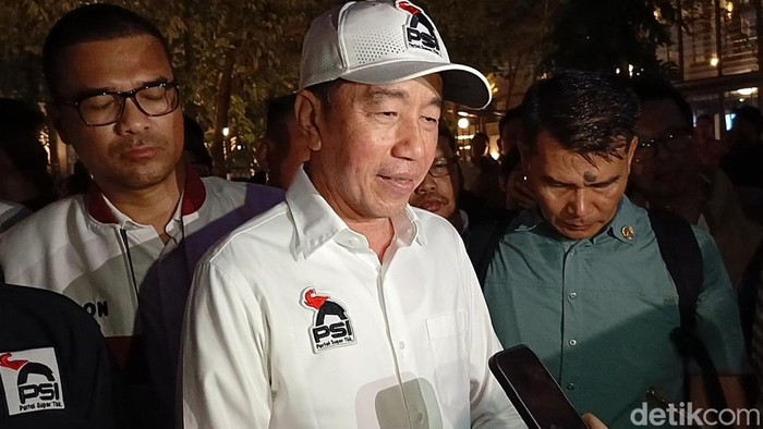 Presiden ke-7 RI Joko Widodo (Jokowi) saat mengenakan jaket PSI usai menghadiri Rakorda DPD PSI Kota Bandar Lampung