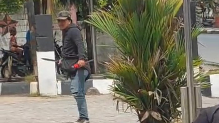 Pria bawa sajam mengamuk di SPBU Kendari.